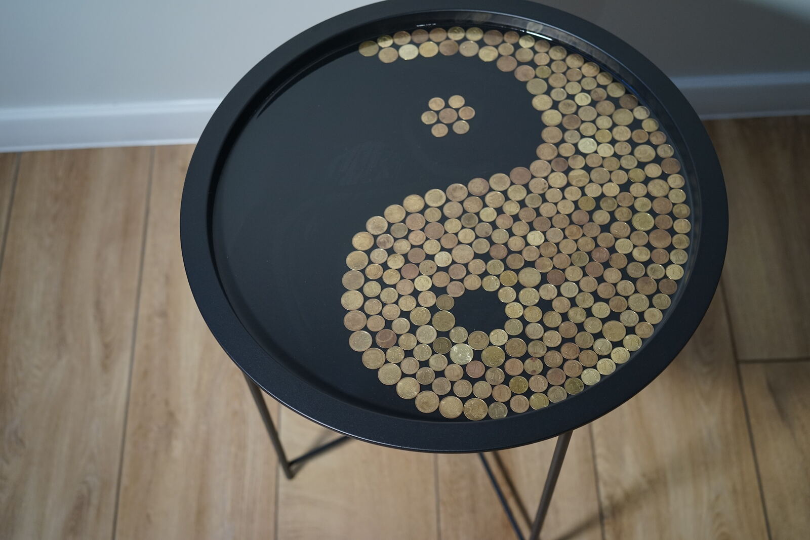 Stolik Yin Yang, monety
